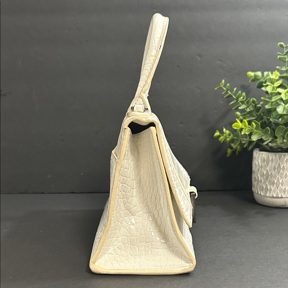 Chic White Croc-Embossed Satchel - Picture 7 of 13